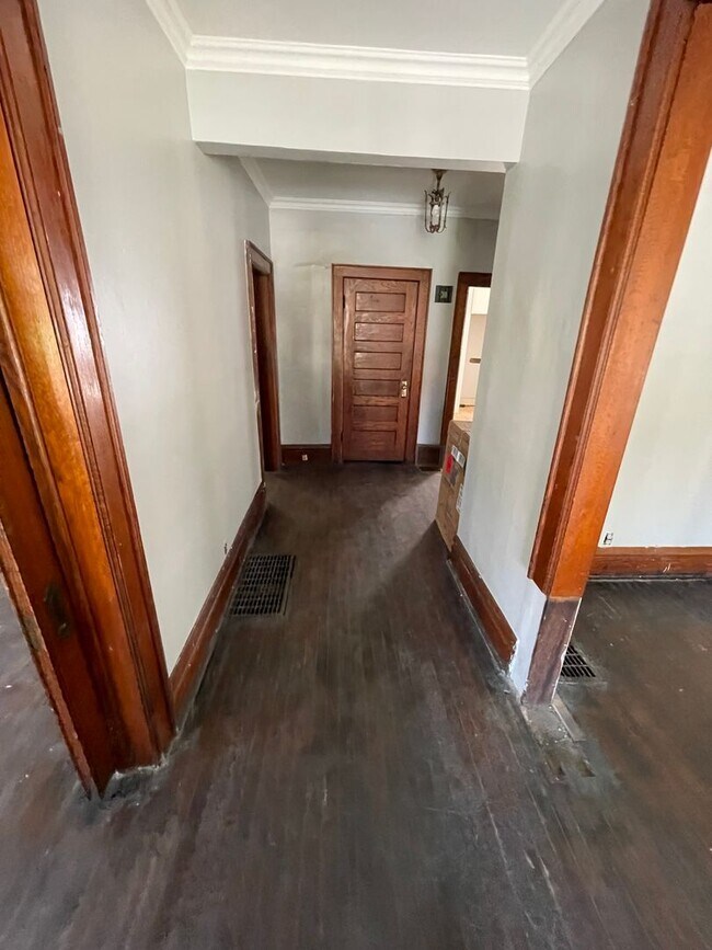 Building Photo - Large Brick 7 bedroom home.