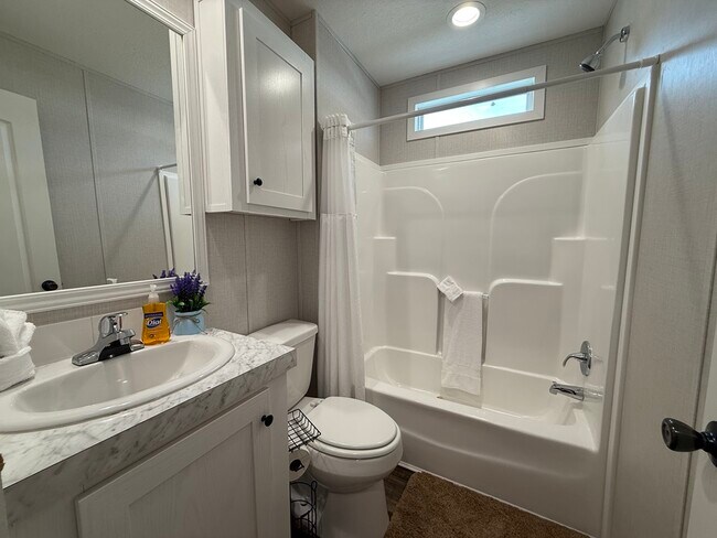 Building Photo - 6702 Lakewood Dr