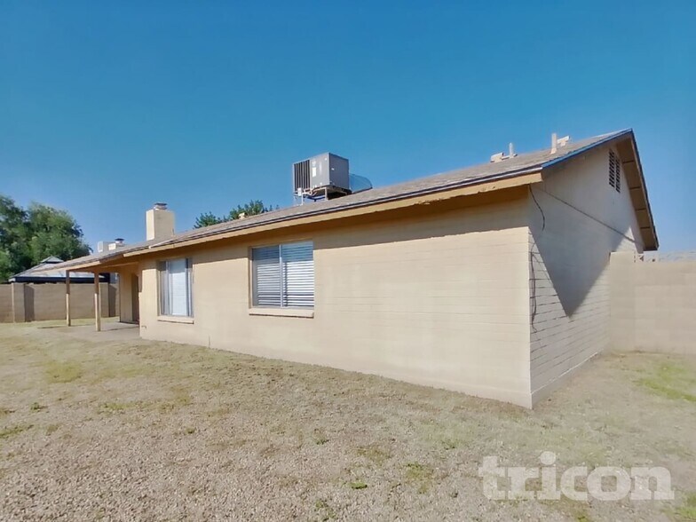 Building Photo - 4901 W Dahlia Dr