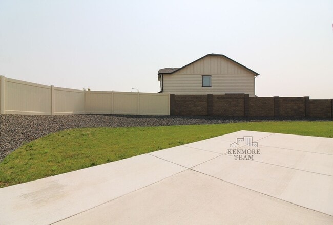 Building Photo - 2631 S Young Ct