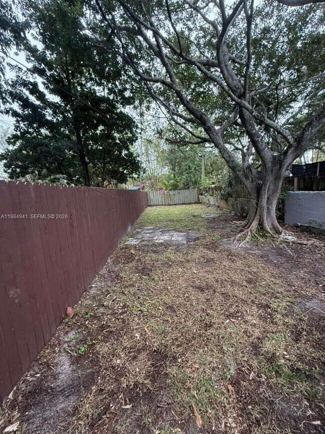 Building Photo - 1608 NW 5th Ave