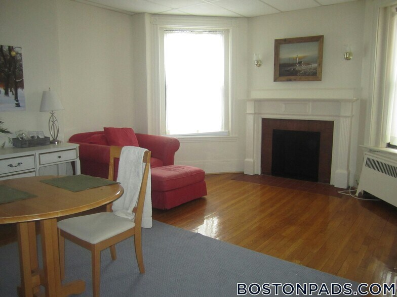Building Photo - 912 Beacon St