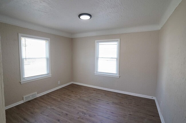 Building Photo - Freshly Renovated 2-Bedroom Home – Cozy & ...