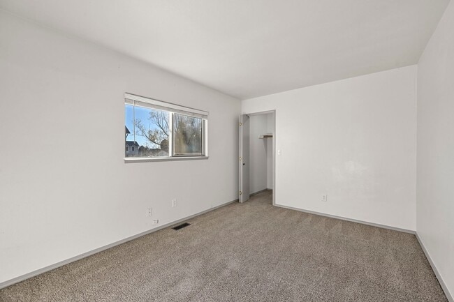 Building Photo - 330 Putnam Dr