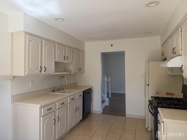 Building Photo - 13 Oakwood Dr