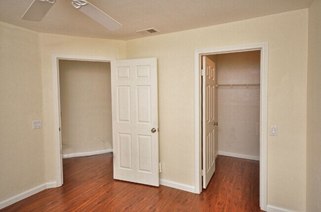 Building Photo - Immaculate Upper End 1 Bed 1 Bath Condo in...