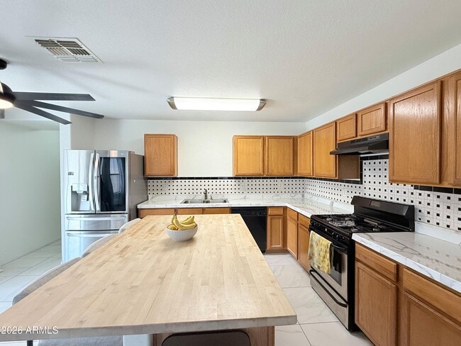 Building Photo - 3033 E Santa Rosa Dr