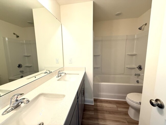 Building Photo - 3 Bedroom End unit Townhome Double Driveway - Lots of Natural Light