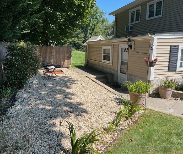 private patio - 6 Helen Pl