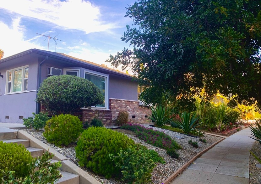 Building Photo - 1227 Crescent Dr