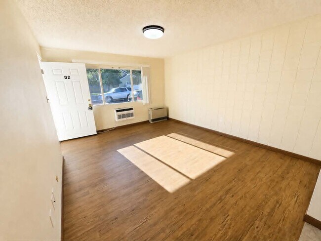 Building Photo - 724 2nd St