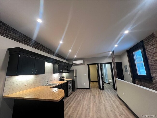 Building Photo - 30 Henry St