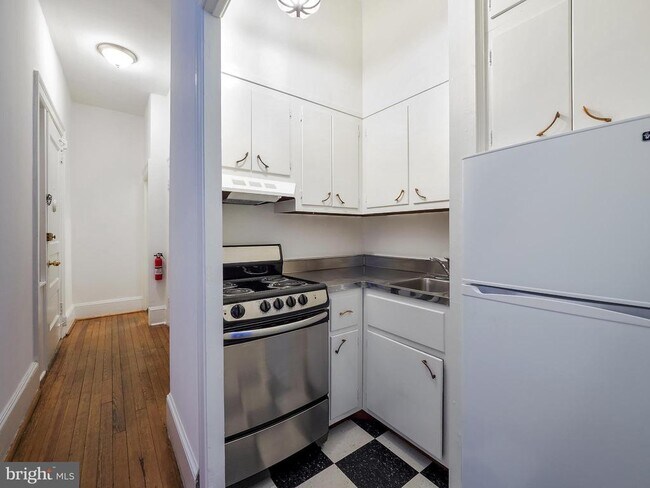 Building Photo - 2908 Q St NW