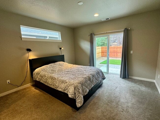 Building Photo - Fully Furnished 3 Bed/2 Bathroom Home-2042...