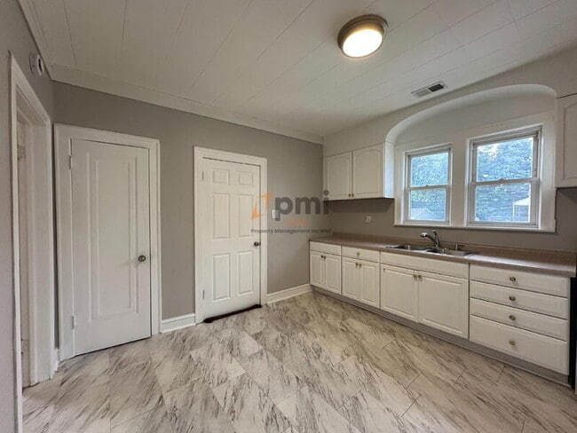 Building Photo - 2123 Davis Ave
