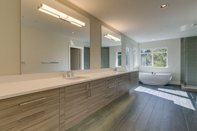 Building Photo - Luxurious & Contemporary 5 bed home in Red...