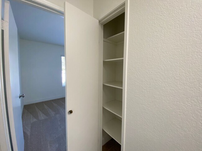 Building Photo - Stunning Townhome in Tanglewood Community