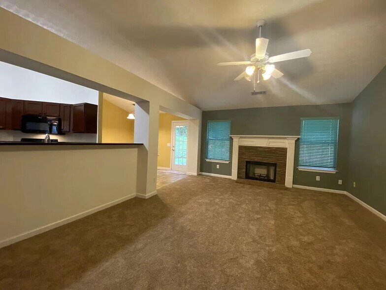 Building Photo - 5548 Silver Springs Dr