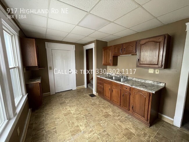 Building Photo - Three bedroom one bathroom duplex for rent