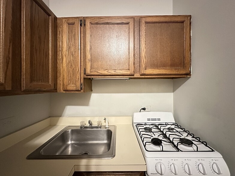 Building Photo - 515 W Melrose St