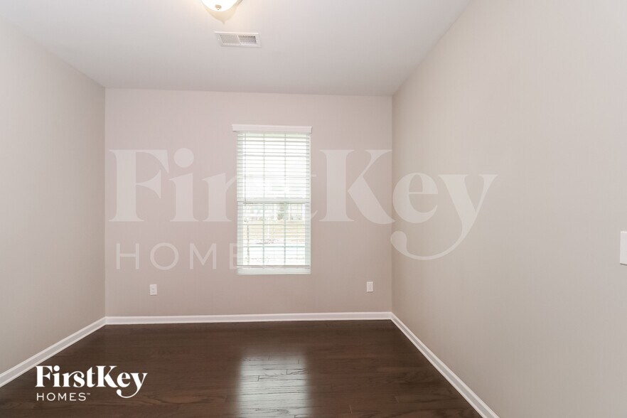 Building Photo - 205 Barberry Dr