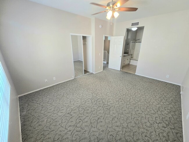 Building Photo - Large and spacious 3 bedroom townhouse with garage!