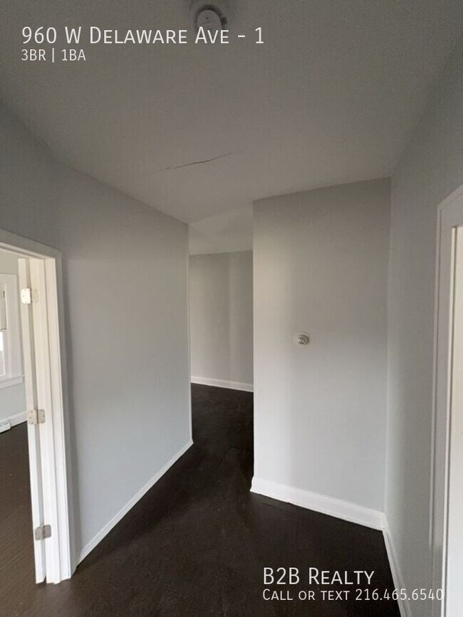 Building Photo - 960 W Delaware Ave