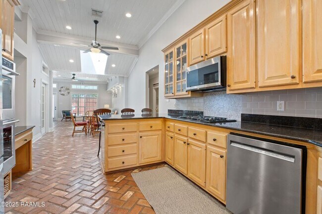 Building Photo - Beautifully updated 4-bedroom, 3-bath prop...