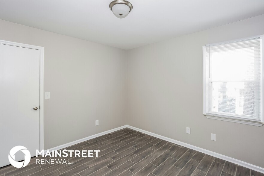 Building Photo - 10026 Topeka Dr