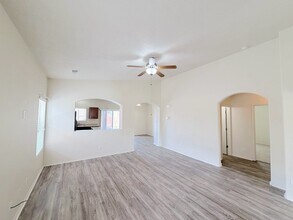 Building Photo - Beautiful 3 bed 2 bath in SW Albuquerque! Spacious layout. New Flooring! 2 Car Garage. Near 98th ...