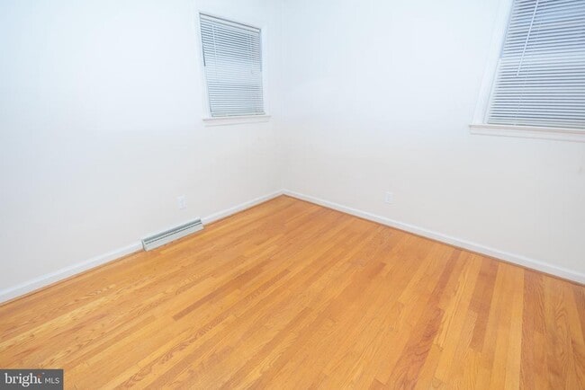 Building Photo - 203 Girard Rd N