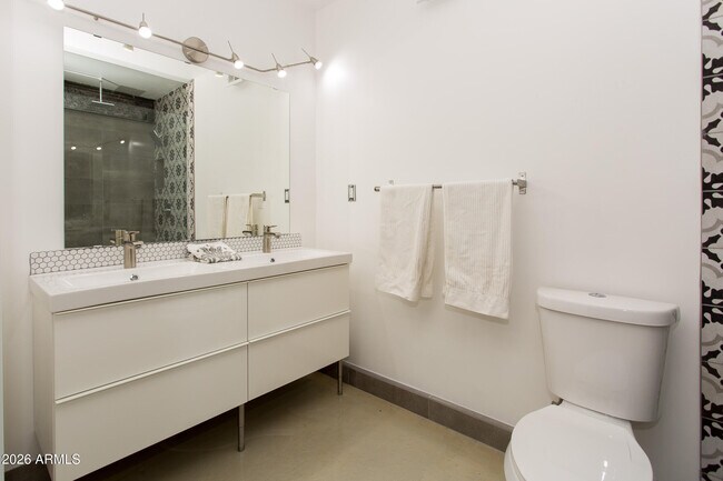 Building Photo - 353 E Thomas Rd