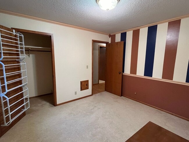 Building Photo - Beautiful 3 Bedroom Home In Carlton on 5 A...