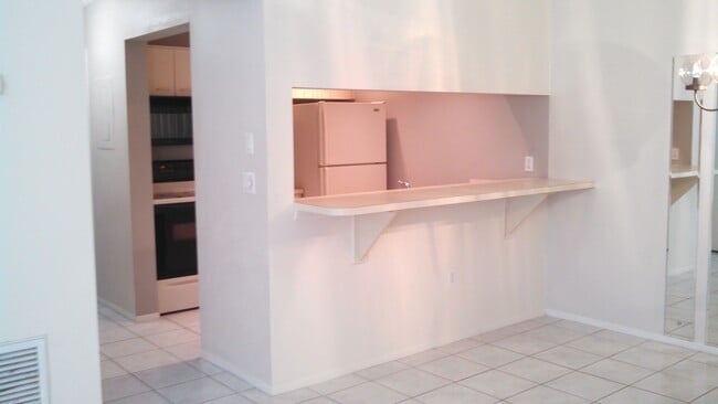 Building Photo - Charming 2 Bedroom 2 Bath Condo (Mirror Lake Condominiums)