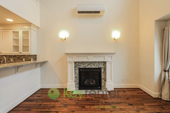 Building Photo - Modern Comfort Meets Urban Living in Seattle