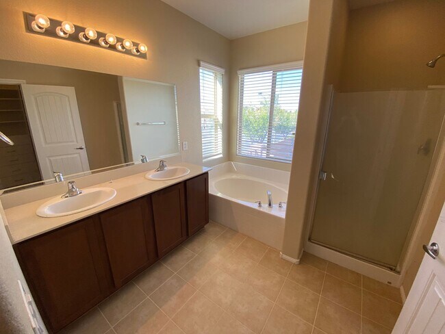 Building Photo - Wonderful 4 bed/2.5 bath home located in t...