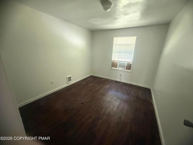 Building Photo - 2186 Spring Dr