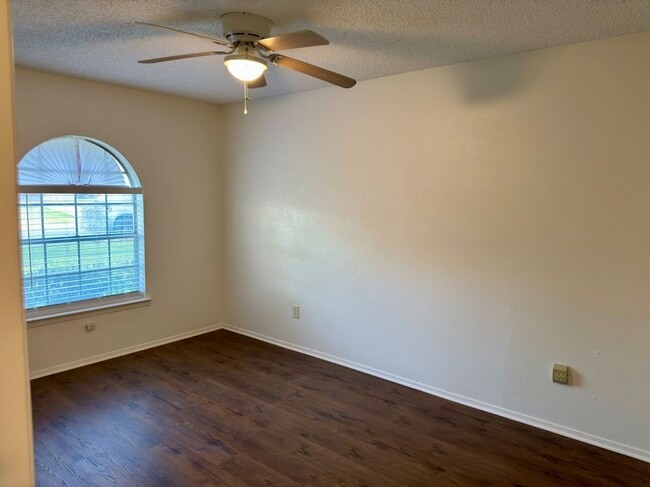 Building Photo - 328 E Johnson St