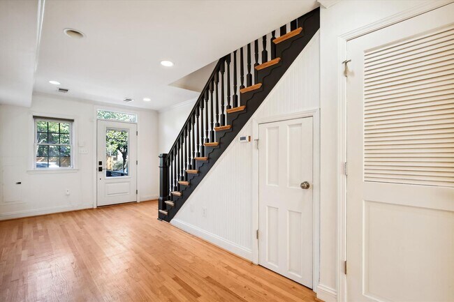 Building Photo - Spiffy 3 Bedroom, 2 Full Bathroom Rowhome just steps from Lincoln Park!!
