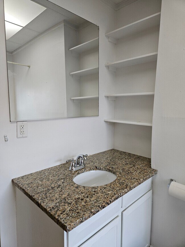 Building Photo - Highlands 1 Bedroom 1 Bath w/ Yard and Laundry!