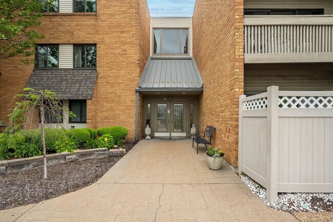 Building Photo - Two Bedroom, 2 Bath Creve Coeur Condo