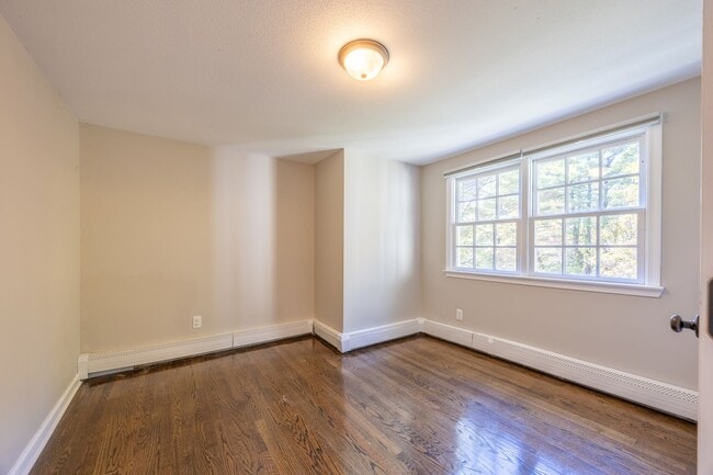 Building Photo - Charming 4 Bedroom Colonial with Updated K...