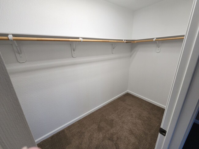 Building Photo - 4 Bedroom Home with 3 Car Garage in Dayton-Riverpark