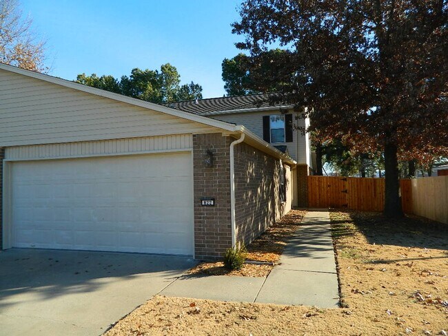 Building Photo - 822-824 N. Daisy Ln