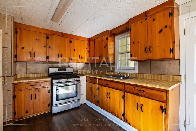 Building Photo - **Reduced Price** Adorable 3 Bedroom/1 Bat...