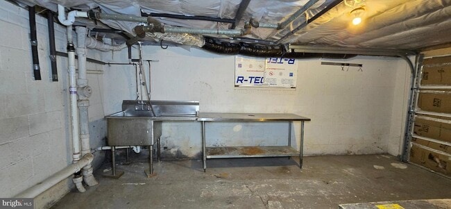 Building Photo - 7613 Locust Ln