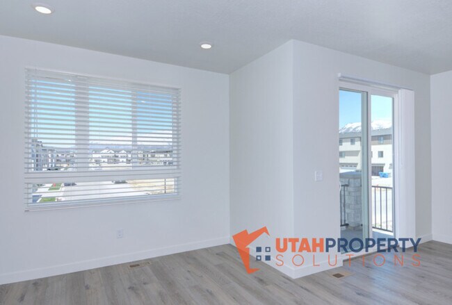 Building Photo - 952 W 500 S