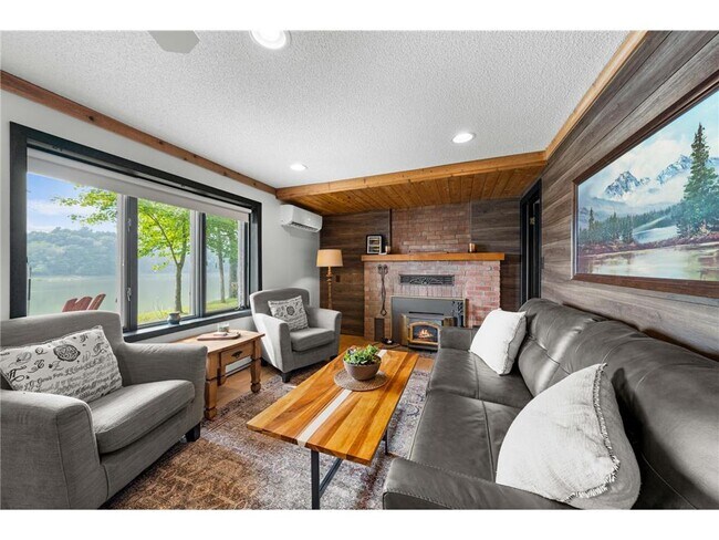 Building Photo - 2180 Island Dr