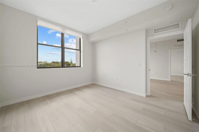 Building Photo - 555 NE 8th St