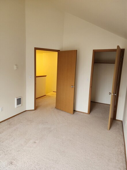 Building Photo - 2732 Hidden Springs Loop SE